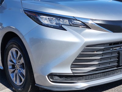 2022 Toyota Sienna LE 8 Passenger