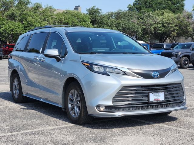 2025 Toyota Sienna XLE 8 Passenger