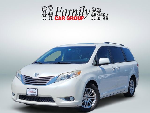 2017 Toyota Sienna XLE V6 7-Passenger Access Seat's photo