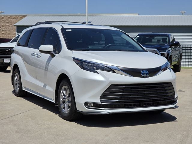 2025 Toyota Sienna XLE 8 Passenger