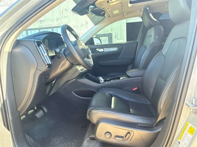 2024 Volvo XC40 B5 Plus Dark Theme