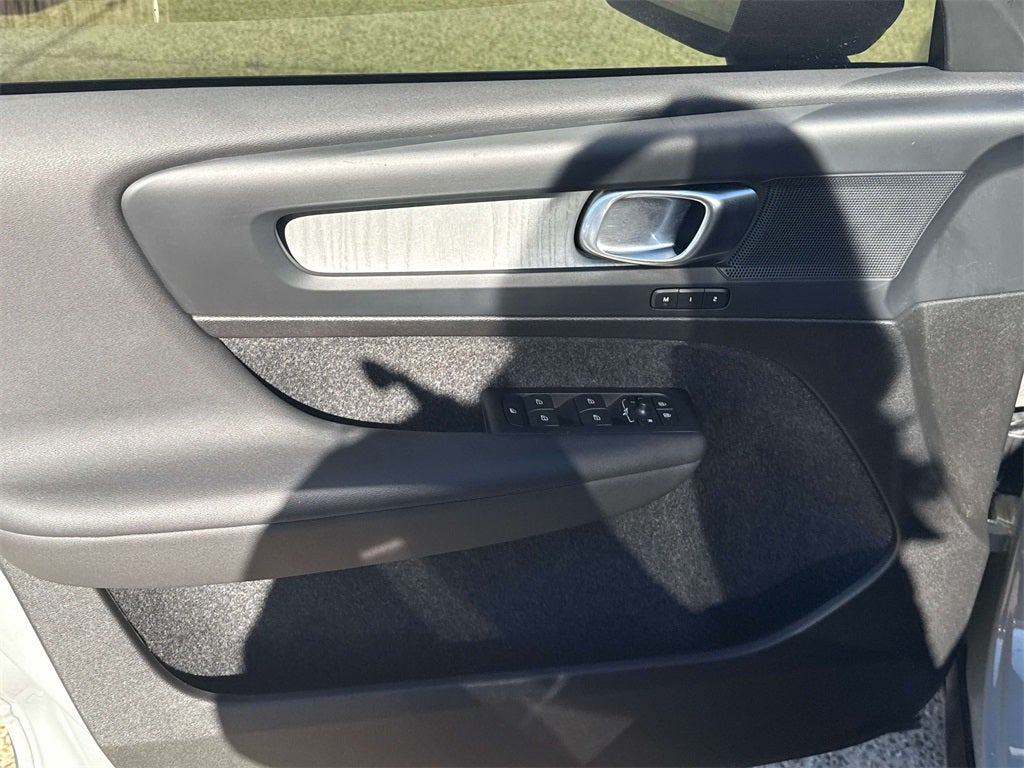 2024 Volvo XC40 B5 Plus Dark Theme