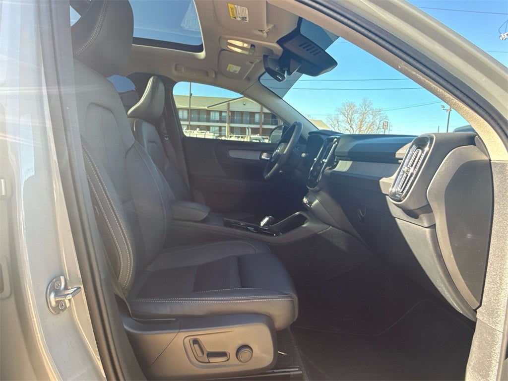 2024 Volvo XC40 B5 Plus Dark Theme